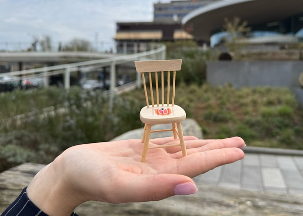 a photo of a miniature chair presented by the UMC commissioner in Amsterdan