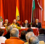 Panelistas y asistentes discutiendo el desarrollo en Tarija, en presencia del gobernador.