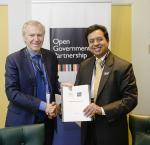 International IDEA Secretary-General Yves Leterme (left) and Open Government Partnership CEO Sanjay Pradhan following an MoU signing on 18 July 2018.  Photo credit: Open Government Partnership ( all rights reserved OGP).