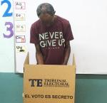 Elector emitiendo su voto el día de la elección. Foto: Miguel Angel Lara Otaola (IDEA Internacional)