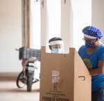 Una mujer ayuda a su madre a votar en Santo Domingo durante las elecciones presidenciales de República Dominicana
