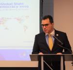 Dr Kevin Casas-Zamora, Secretario-General de IDEA Internacional durante el lanzamiento del Informe sobre el Estado Mundial de la Democracia 2019 en Washington, DC. el 13 de diciembre de 2019. Crédito de la imagen: Diálogo Interamericano.