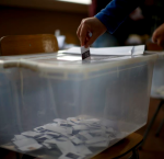 Voto en una urna de plástico