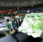 Mesa electoral en Corea 2020 donde oficiales electorales manipulan boletas