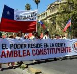 Chilenos se manifiestan en la calle a favor de la asamblea constitucional