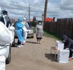 A voter in self-isolation casting his vote at a mobile voting facility. Image credit: twitter.com/@miigaasbntv