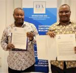 Mr Emmanuel Daniel Joof, Chairperson of the Gambian NHRC and Roba Sharamo, International IDEA's Regional Director for Africa and West Asia. Image credit: International IDEA. 