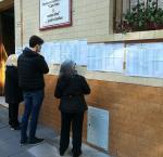 Ciudadanos consultan el padrón en un colegio electoral de Buenos Aires, en las elecciones primarias de Argentina de 2019.