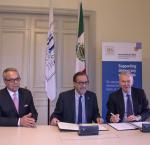 Desde la izquierda: Daniel Zovatto, Director Regional de IDEA Internacional para América Latina y el Caribe; Agustín Gasca Pliego, Embajador de México en Suecia; e Yves Leterme, Secretario General de IDEA Internacional en la ceremonia de firma entre México e IDEA Internacional el 10 de octubre de 2017.