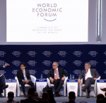 Junto con panelistas de la sesión “Combatiendo la corrupción: el camino hacia adelante” en el Foro Económico Mundial en Argentina