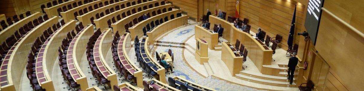Senado español votando a distancia con cinco miembros presentes en la cámara, 17 de marzo de 2020. Crédito de la imagen: Senado español 2020