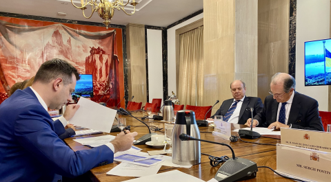 Singing Memorandum of Understanding – Left: Chairman of the CEC Oleh Didenko; Right: Member of the Central Electoral Board Mr. José Miguel Serrano Ruiz-Calderón; Chairman of the Central Electoral Board Mr. Miguel Colmenero Menéndez de Luarca.