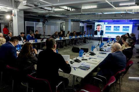 hybrid-event-remote-speaker-large-screen-session