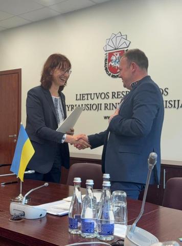 signing-the-memorandum-of-understanding-between-the-cec-of-lithuania-and-cec-of-ukraine-head-of-the-cec-of-lithuania-lina-petroniene-and-deputy-head-of-the-cec-of-ukraine-vitalii-plukar