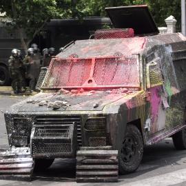 Vehiculo anti-motín transformado por los manifestantes
