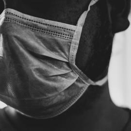Persona con mascarilla. Portada del artículo: América Latina: Los cambios postpandemia