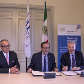 Desde la izquierda: Daniel Zovatto, Director Regional de IDEA Internacional para América Latina y el Caribe; Agustín Gasca Pliego, Embajador de México en Suecia; e Yves Leterme, Secretario General de IDEA Internacional en la ceremonia de firma entre México e IDEA Internacional el 10 de octubre de 2017.