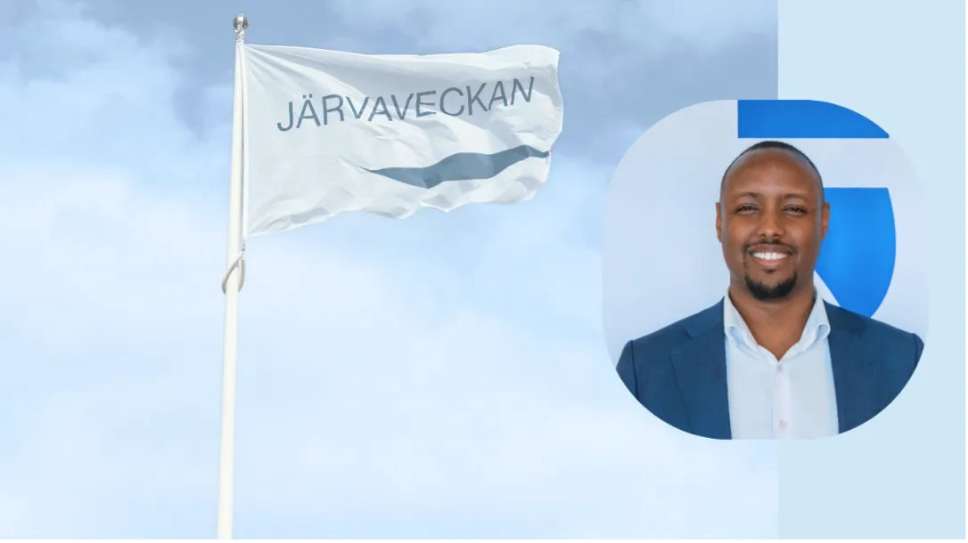 Foto på Ahmed Abdirahman med tillstånd från Stiftelsen Järvaveckan. Bakgrundsbild med Järvaveckans flagga: Järvaveckan/AvandiMediaAb