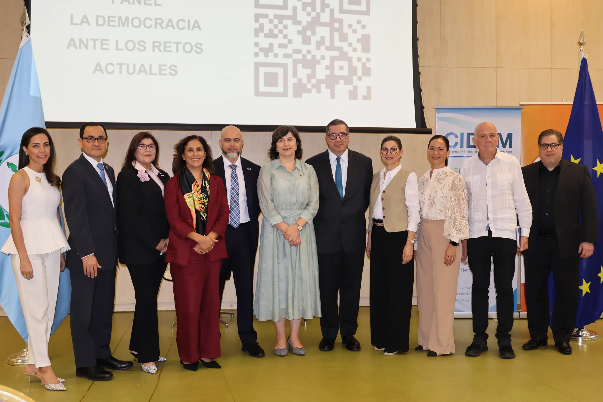 Panel “La democracia ante los retos actuales”, con la participación de (de izquierda a derecha): Andrés Wong (CIDEM), Olga de Obaldía (Fundación para el Desarrollo de la Libertad Ciudadana), Alicia del Águila (IDEA Internacional), Jesús Moreno (Parlamento Europeo), la embajadora de la Unión Europea en Panamá S.E. Izabela Matusz, Rodrigo Noriega (Politólogo), la exdiputada Ana Matilde Gómez, Manuel Alcántara (CIEPS), y Ricardo Herrera (CIDEM), entre otros.