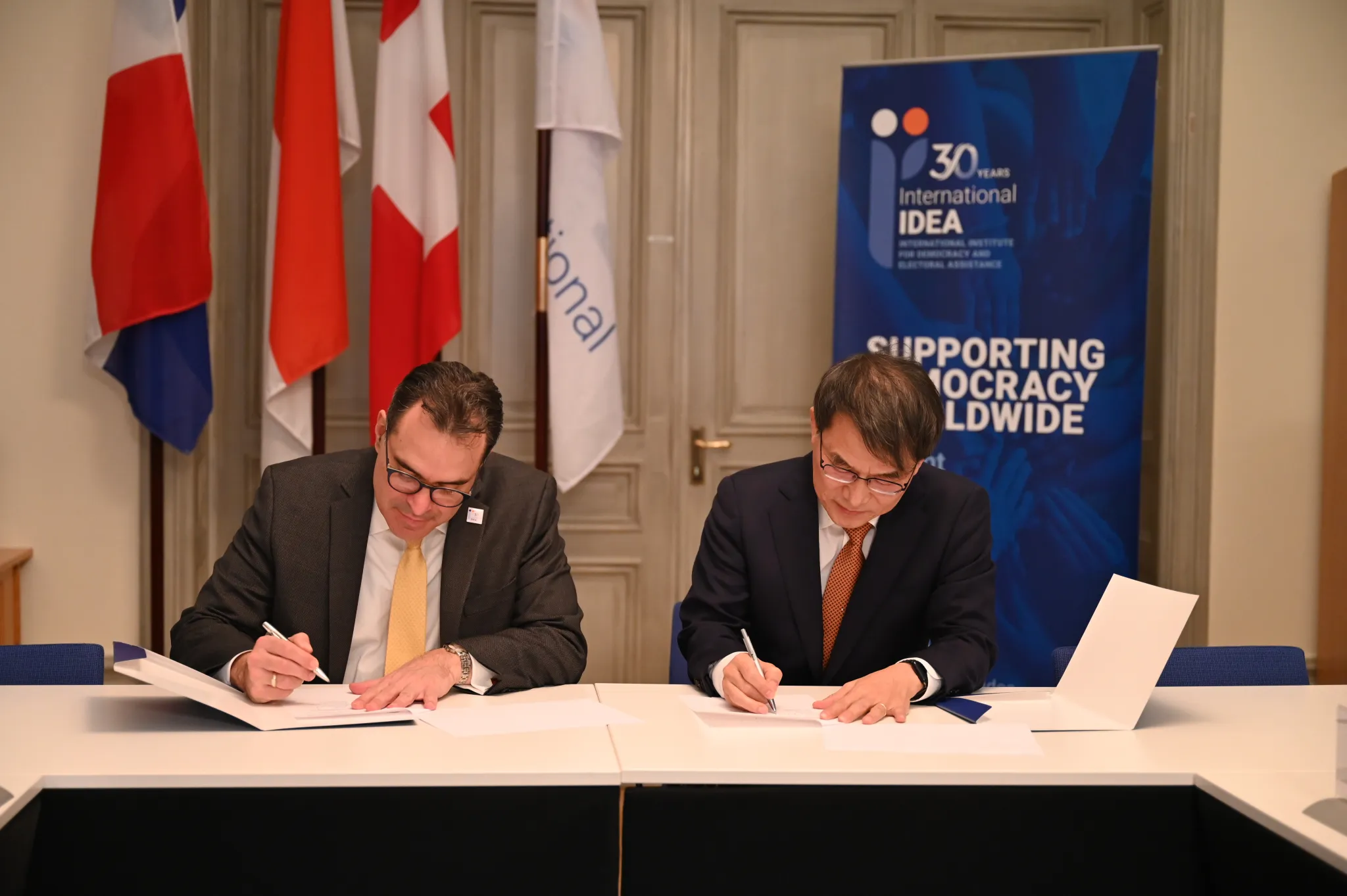 SG Casas Zamora and NEC Chairperson Rho Tae-ak sign MoU at IDEA HQ in Stockholm