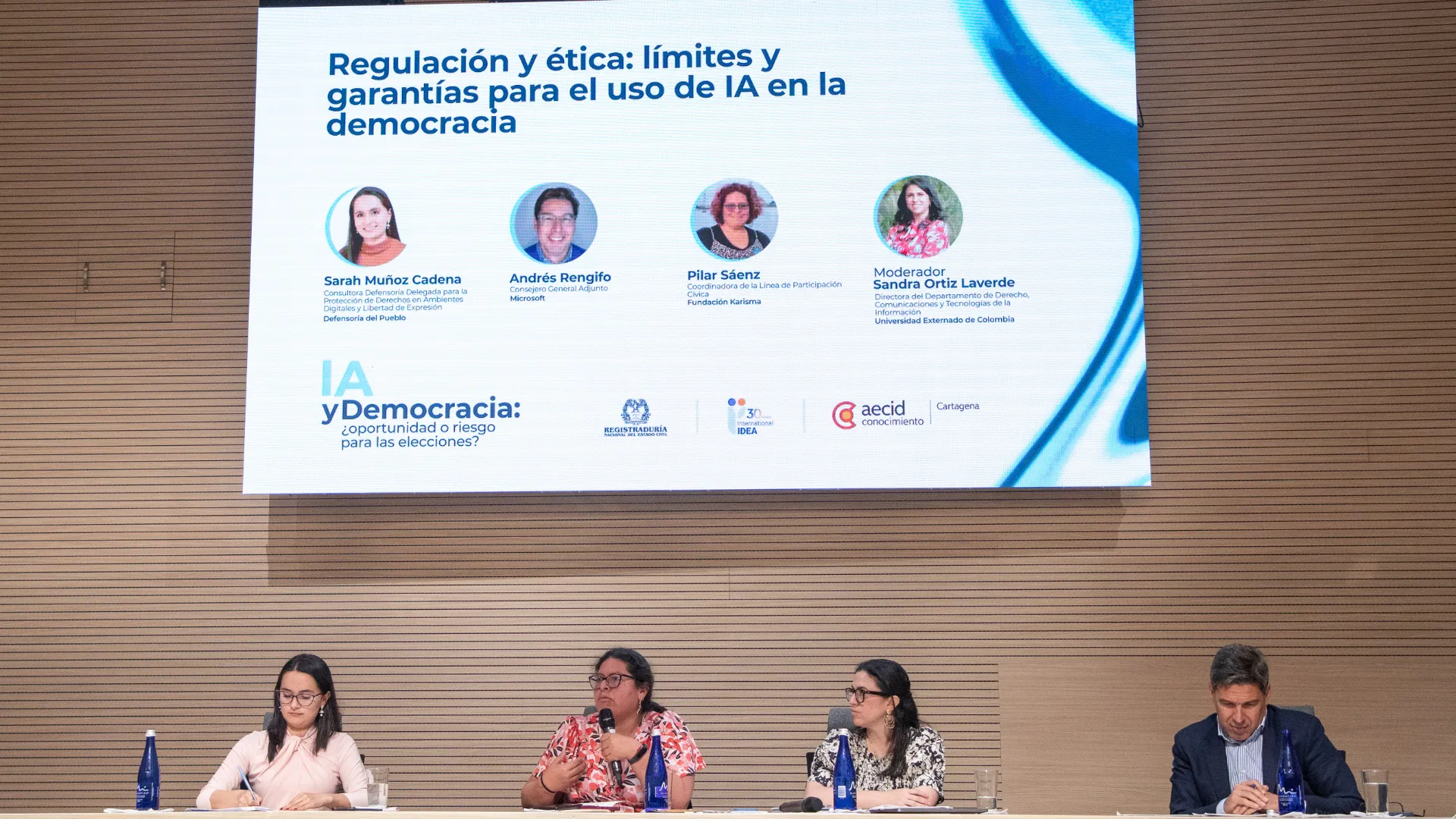 Sara Muñoz Cadena, delegada para los Derechos Económicos, Sociales y Culturales de la Defensoría del Pueblo, Pilar Sáenz, coordinadora de proyectos de la Fundación Cívica Karisma, Sandra Ortiz Laverde, directora del Departamento de Derecho, Comunicación y Tecnologías de la Información de la Universidad Externado de Colombia, Andrés Rengifo, consejero general adjunto de Microsoft.