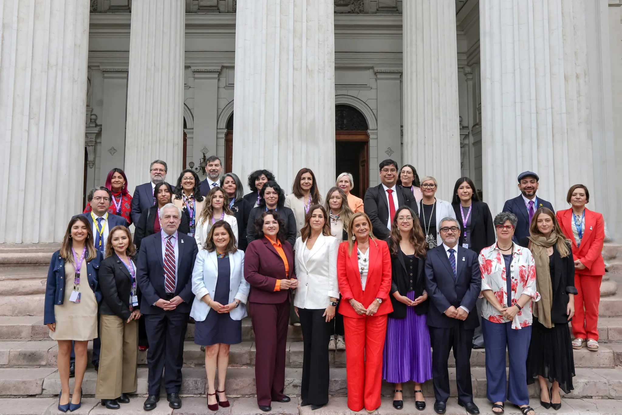 Panelistas y autoridades invitadas al seminario en fotografía  oficial del encuentro