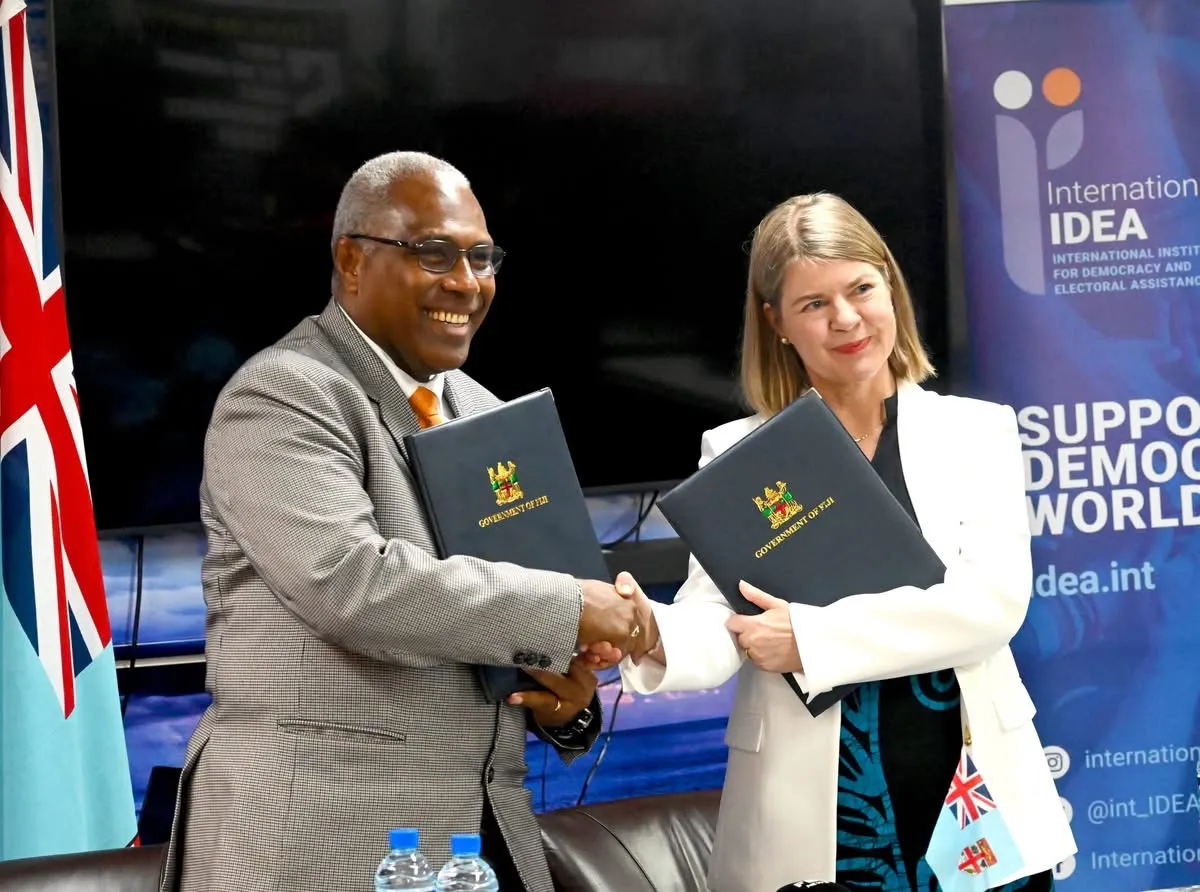 La directora de IDEA Internacional para Asia y el Pacífico, Leena Rikkilä Tamang, firmó un acuerdo de país anfitrión con Hon Siromi Turaga, Ministra de Justicia de Fiji, el 3 de diciembre de 2025.