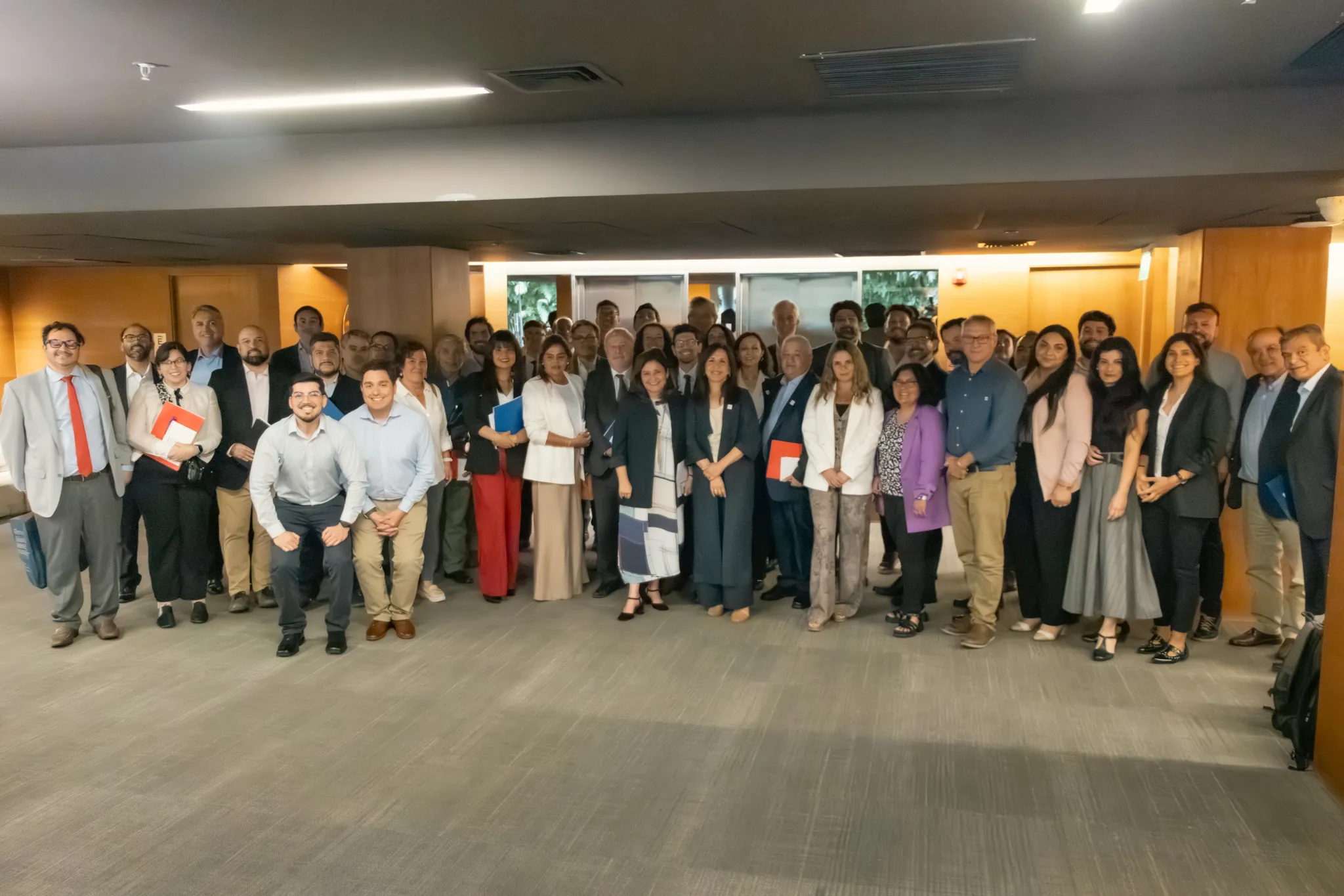 Participantes del taller Democracia en la Era Digital: ¿Cómo impacta la IA en la integridad y gestión electoral?