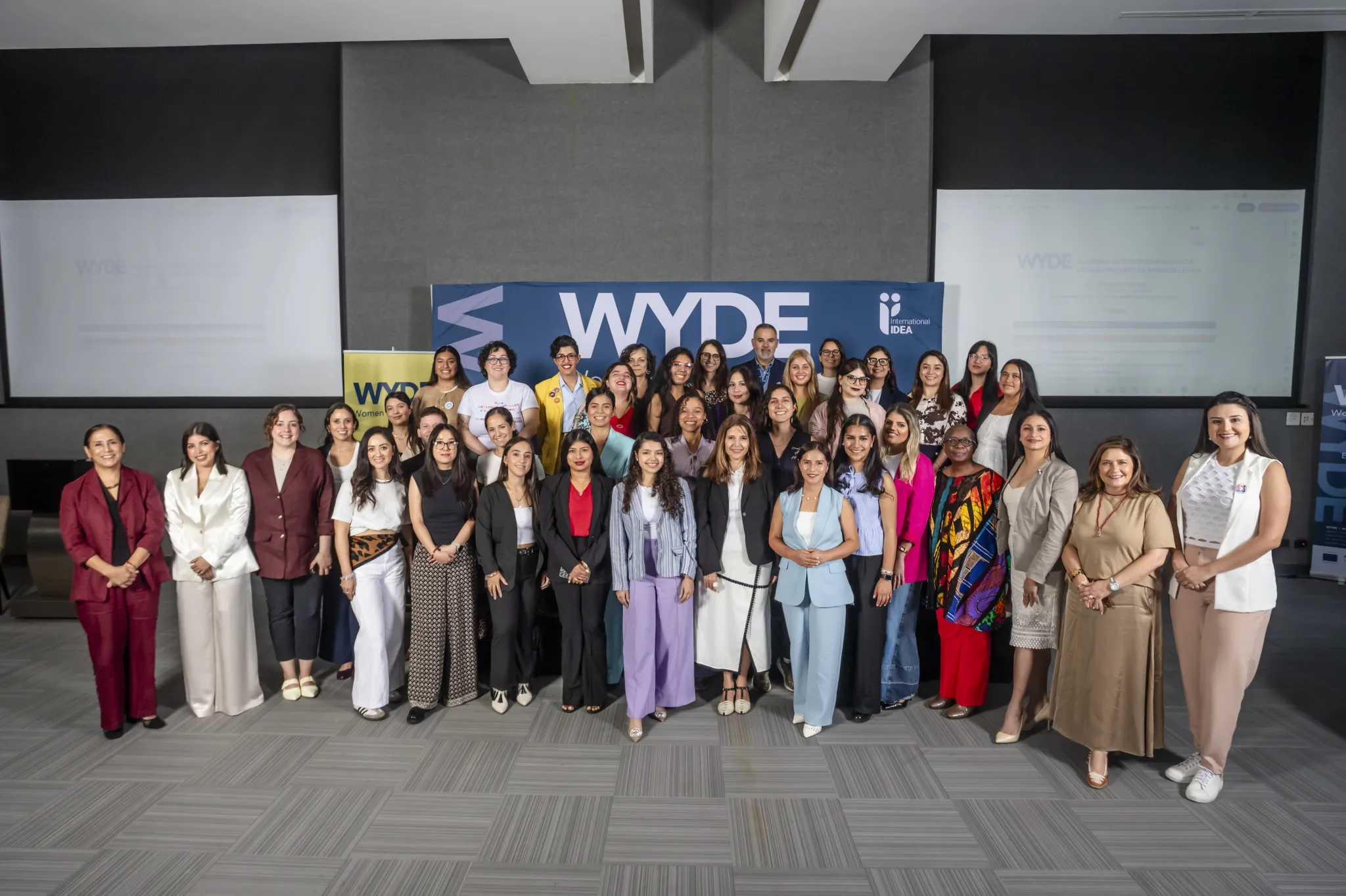 El encuentro congregó a treinta mujeres representantes de espacios diversos, desde cargos de elección popular y militancia partidaria, hasta organizaciones sociales y movimientos comunitarios.