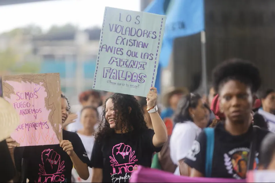 Mujeres sostienen carteles durante una marcha en el marco del Día Internacional de la Mujer este sábado, en Ciudad de Panamá (Panamá). Miles de mujeres se tomaron este sábado las calles de las principales ciudades de Latinoamérica en conmemoración por el Día Internacional de la Mujer, así como para visibilizar la lucha por la igualdad de género y exigir la erradicación de la violencia machista, Ciudad de Panamá (08/03/2025). EFE/ Carlos Lemos.