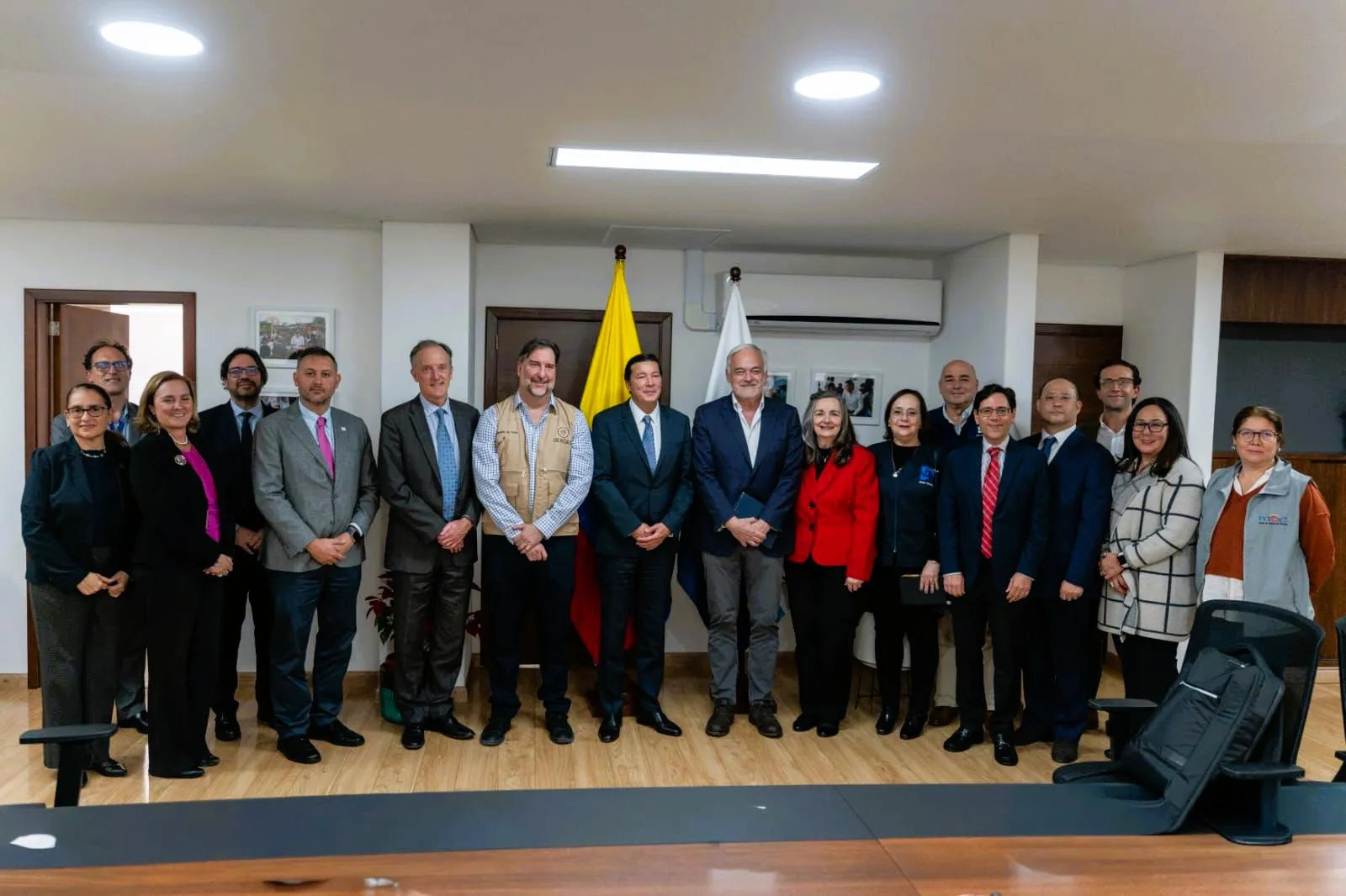 Reunión de alto nivel sobre garantías electorales 2026, junto con las jefaturas de misiones internacionales de observación, convocada por el registrador nacional, Dr. Hernán Penagos.