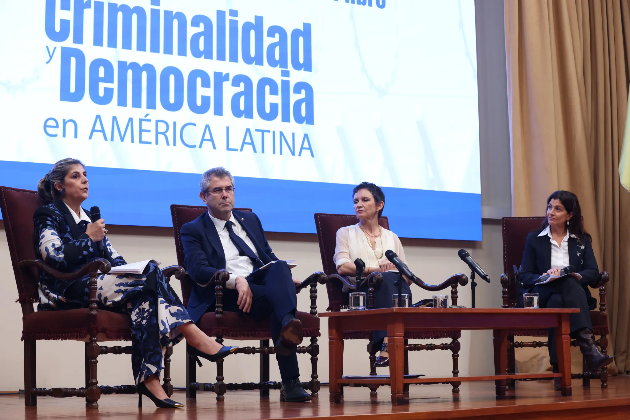 Panel de alto nivel: Criminalidad y Democracia en América Latina. Embajadora Laura Gil, secretaria general adjunta (OEA), Andrés Jouannet, subsecretario de seguridad (Chile) y Carolina Tohá, exministra del Interior (Chile), moderado por Angélica Bulnes de Tele13 Radio.