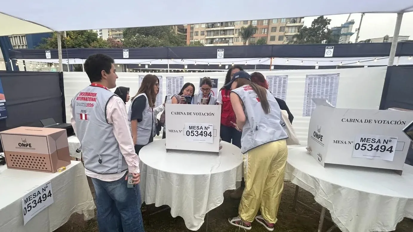 Marcela Ríos, directora regional en recorrido por varios centros de votación. Crédito de la imagen: Nicolas Liendo.