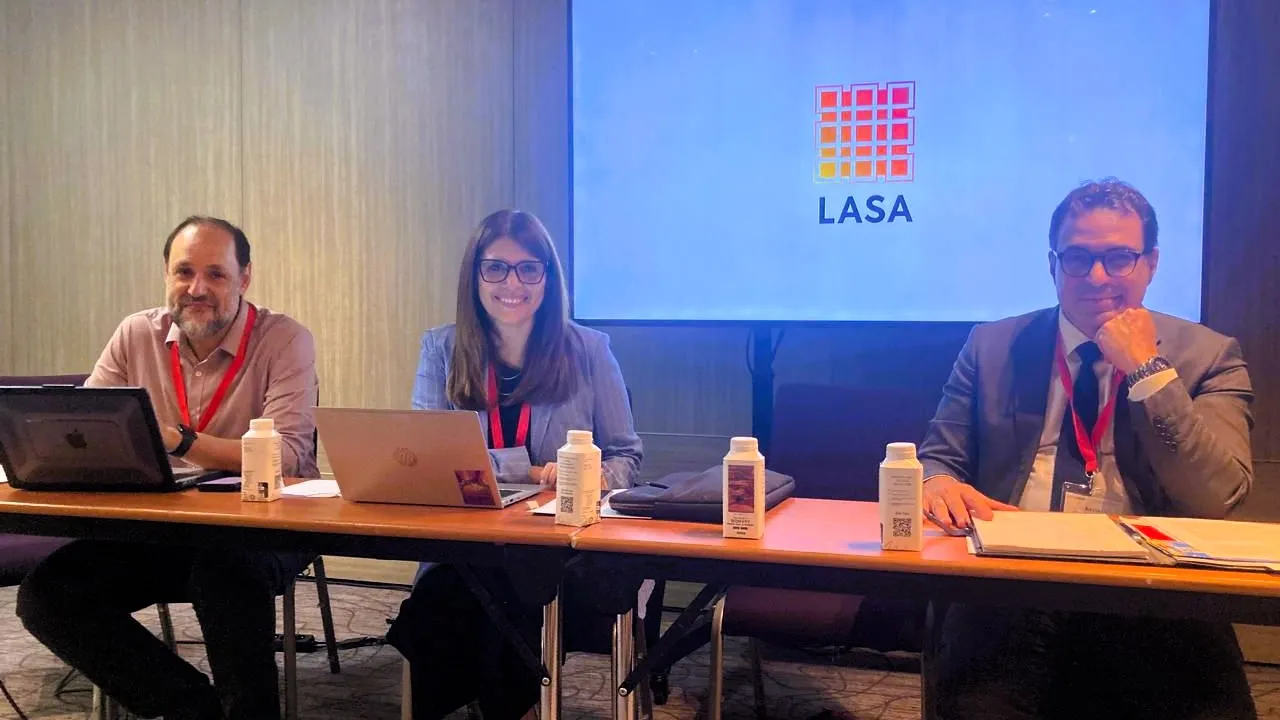 Juan Pablo Luna, académico de la Universidad McGill, Marcela Ríos Tobar, directora regional para América Latina y el Caribe y Kevin Casas-Zamora, secretario general; durante la mesa redonda “Narrativas de retroceso democrático en América Latina: instituciones contrapuestas, migración y gobernanza criminal”