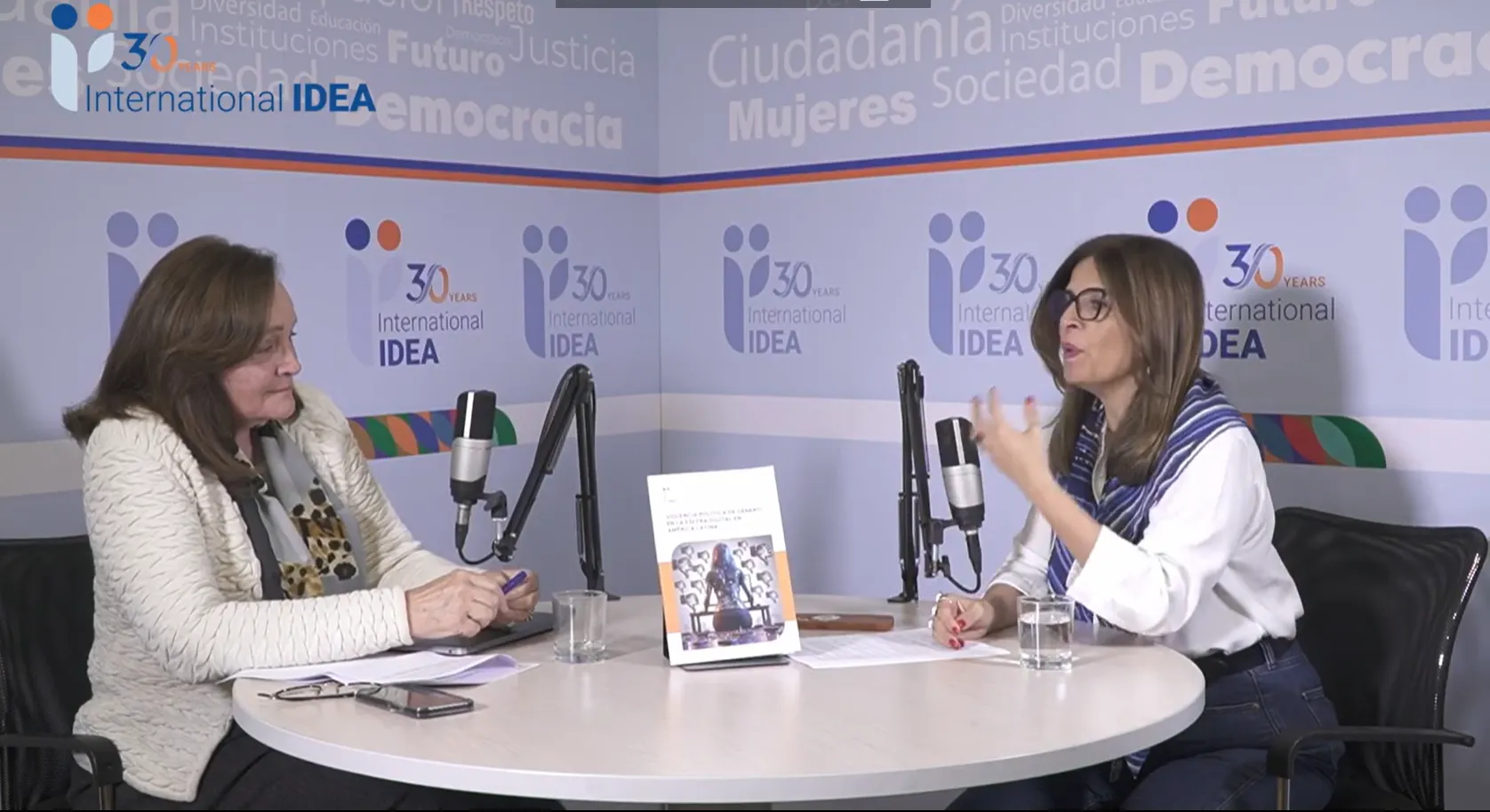 Marcela Ríos Tobar y cuenta con la participación especial de Marta Lagos, actual directora ejecutiva y fundadora de Latinobarómetro.