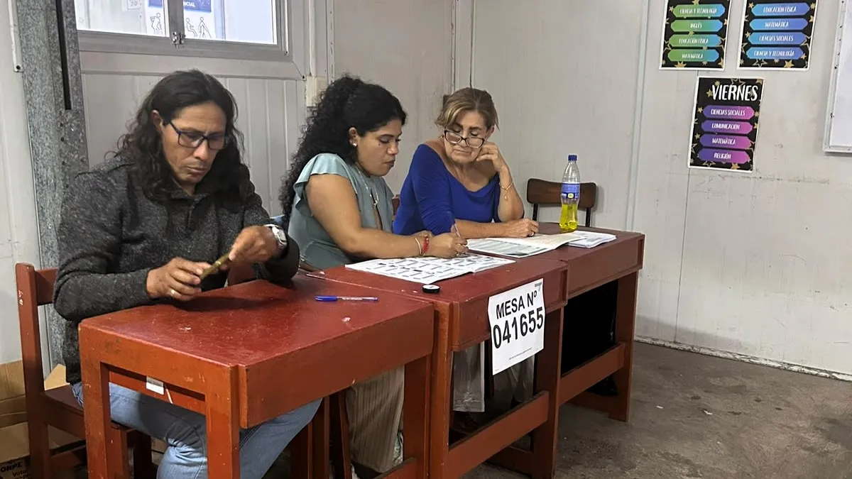 Una de las más de 90 mil mesas de sufragio instaladas para la elección presidencial de la segunda vuelta presidencial en Perú, realizada el 7 de junio de 2026.