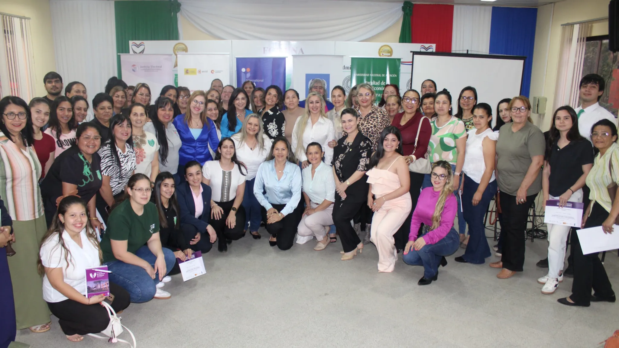 Grupo de mujeres asistentes al conversatorio realizado en Paraguarí, como parte del ciclo desarrollado en varias ciudades del interior del Paraguay durante julio.