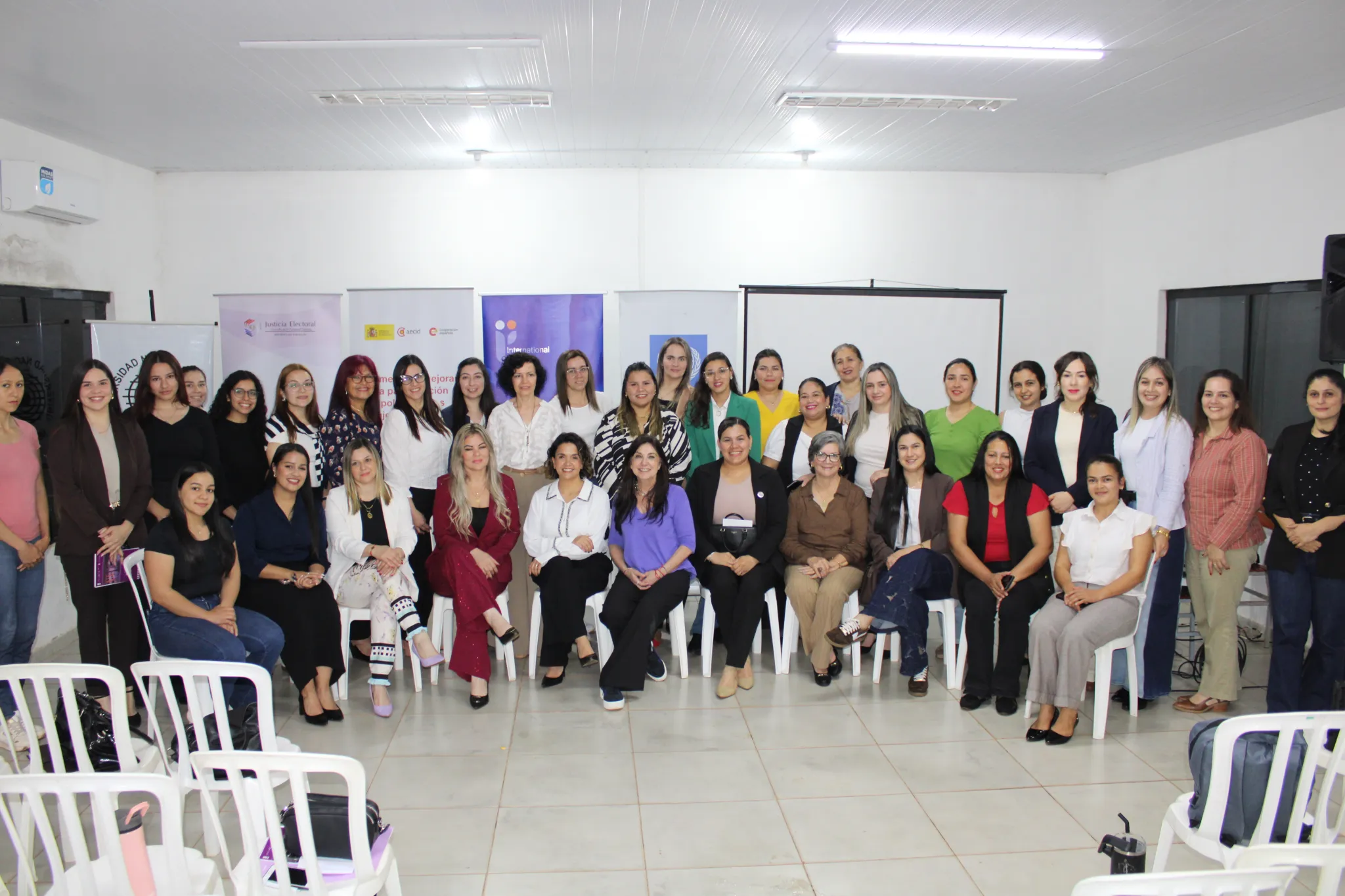 Grupo de mujeres asistentes al conversatorio realizado en Paraguarí, como parte del ciclo desarrollado en varias ciudades del interior del Paraguay durante julio.
