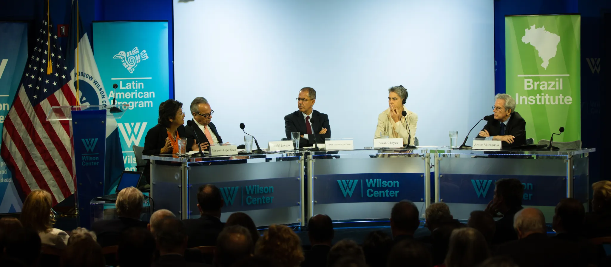 Dr Daniel Zovatto durante su exposición, a su derecha Margarita López Maya de la UCV; a su izquierda, Rafael Fernández de Castro del ITAM; Sarah Chayes del Carnegie Endowment for International Peace y Arturo Valenzuela del Covington & Burling.