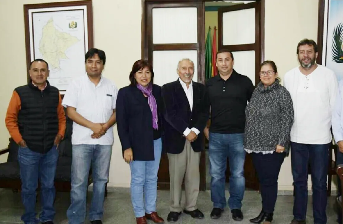 Reunión de Inicio del Proyecto “Liderazgo de las Mujeres y Fortalecimiento de la Gestión Pública Departamental”: Secretario de Planificación del Gobierno Autónomo Departamental del Beni, Wilder Molina, Consultor de IDEA Internacional, Yerko Rodríguez, Secretaria de Medio Ambiente del Gobierno Autónomo Departamental del Beni, Ingrid Zabala, Asesor Princiipal de IDEA internacional, Alfonso Ferrufino, Alex Ferrier, Oficial de Programas de IDEA Internacional, Carolina Floru y Consultor de IDEA Internacional ,