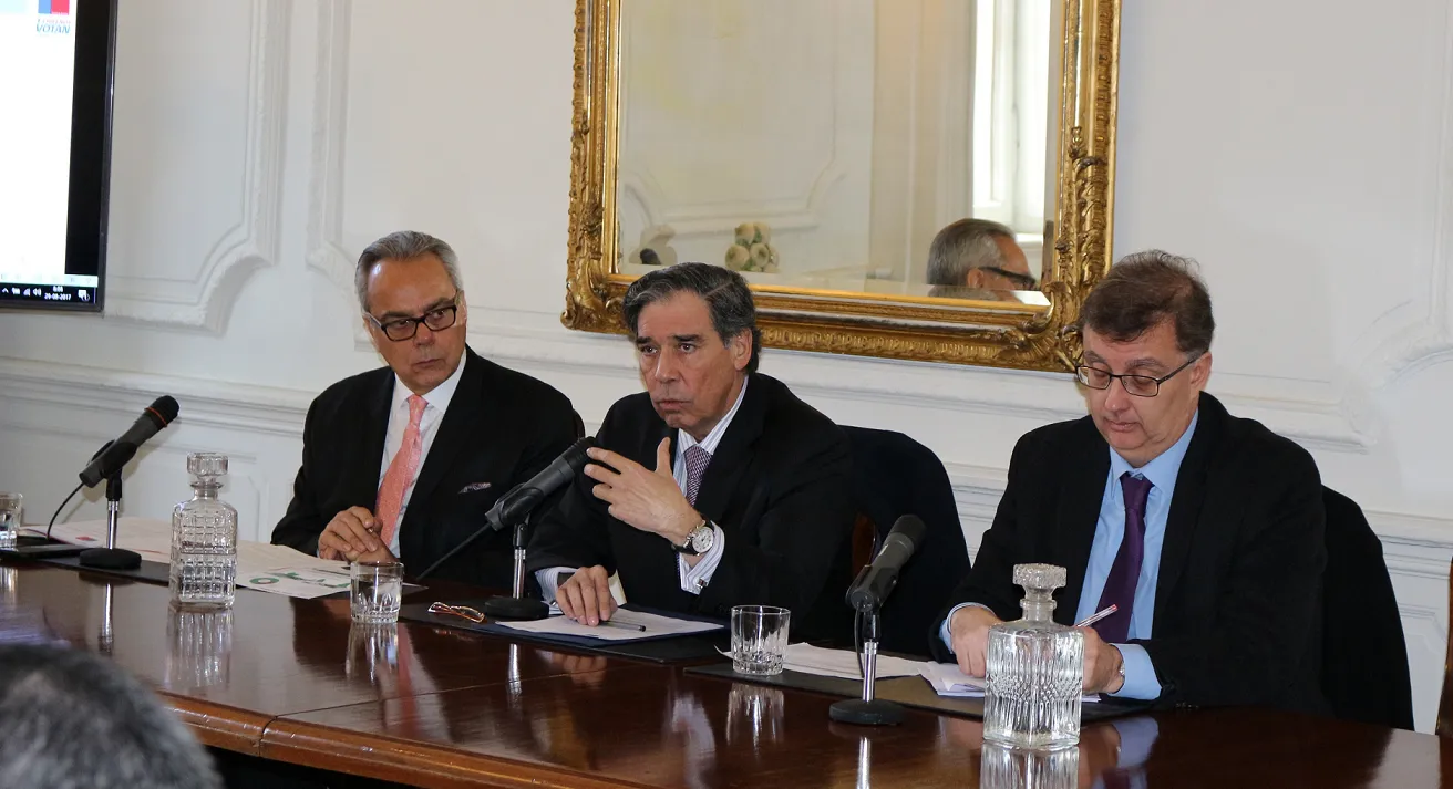 From left to right: Dr Daniel Zovatto, Regional Director for Latin America and the Caribbean-International IDEA; Ambassador Carlos Appelgren, Director General of Consular Affairs and Immigration of the Ministry of Foreign Affairs of Chile, and Mr Alfredo Tapia, Member of the Vote Unit of the Ministry of Foreign Affairs of Chile. Photo Credit: Andrea Soto.