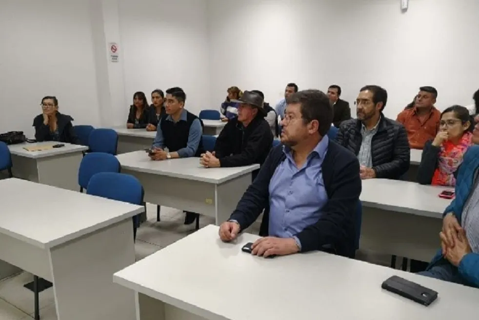 Autoridades departamentales y miembros del partido pol{itico UN, atendiendo a la presentaci{on de la propuesta de juventudes