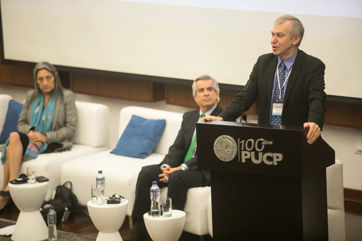 International IDEA Secretary-General Yves Leterme presenting at the Annual Democracy Forum in Lima, Peru, 21 November 2017. Photo credit: Yael Rojas.