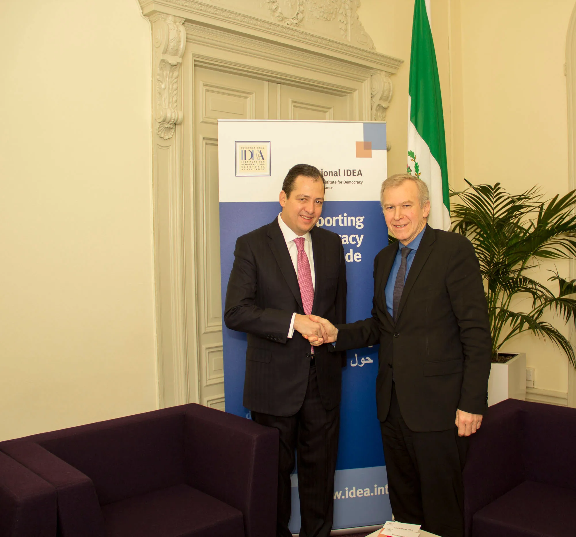 Justice José Luis Vargas Valdez of the Mexican Federal Electoral Tribunal and International IDEA Secretary-General, Yves Leterme at International IDEA headquarters, Stockholm, 6 December 2017. Image: International IDEA.
