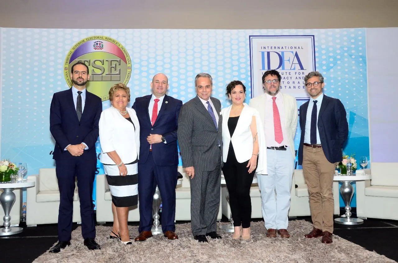 Left to right: Miguel Ángel Lara Otaola, International IDEA; María Elena Wapenka, Electoral Tribunal of Paraguay; Alfredo Juncá, Electoral Tribunal of Panama; Daniel Zovatto, International IDEA ; Liliana Elósegui, Verificado; Rafael Rubio, Universidad Complutense de Madrid, Spain; Ramiro Álvarez Ugarte, Universidad de Palermo, Argentina. Image credit: International IDEA.