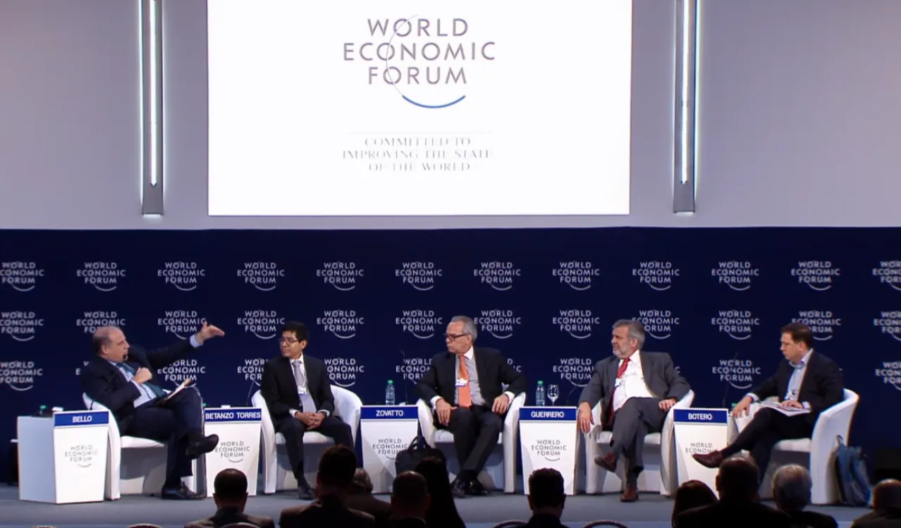 Junto con panelistas de la sesión “Combatiendo la corrupción: el camino hacia adelante” en el Foro Económico Mundial en Argentina