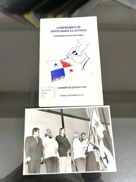 Candidate Rubén Blades appears handing over the flag to a candidate as a symbol of commitment to the Pledge (above).