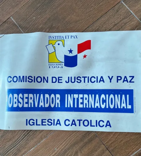Identification magnet used by international observers on their vehicles to move around