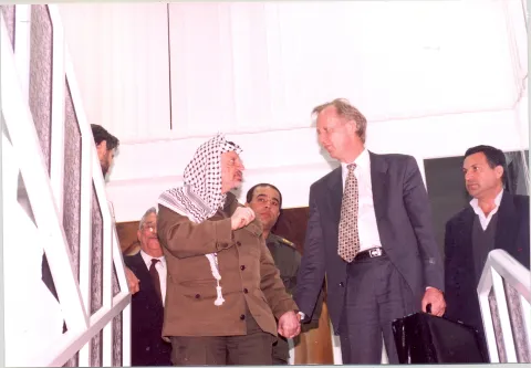 Yassir Arafat escorts Kåre Vollan from their meeting to the car. Mahmoud Abbas behind Arafat