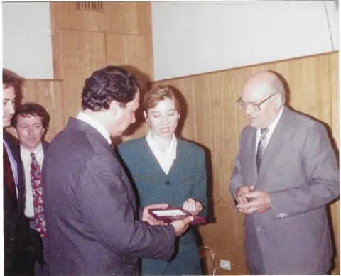 Jeff Fischer presents Chairman Kazakov with a token of appreciation for the IFES/CEC cooperation in Moscow, June 1993.